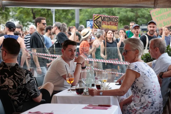 Équilibre nécessaire dans le tourisme entre boom économique et troubles sociaux