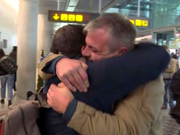 Un aéroport restreint le temps des câlins à l'arrivée