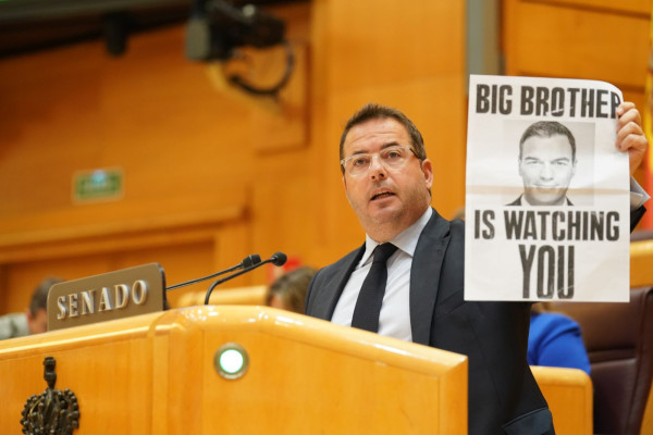 Le Sénat approuve une motion contre le touriste «Big Brother»