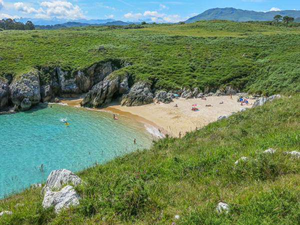 Plage asturienne cachée parmi les falaises choisies comme les plus belles