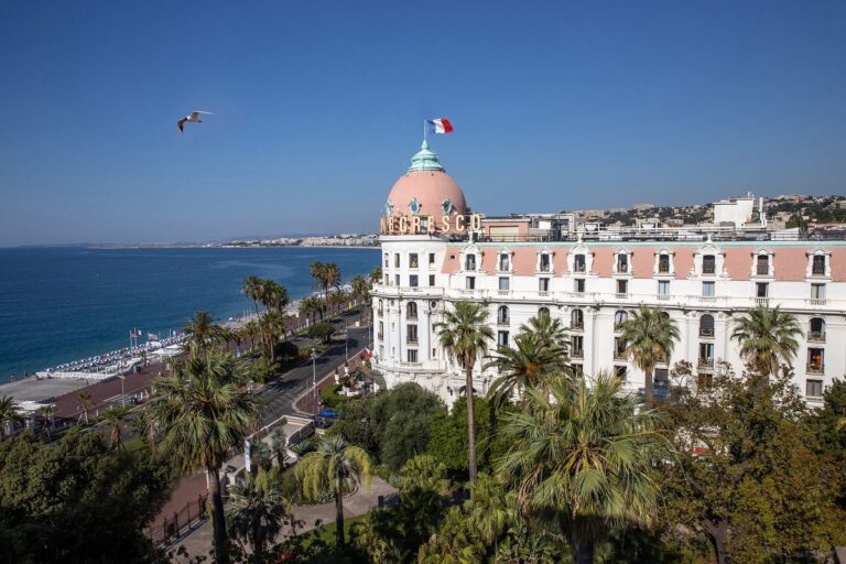 Le Negresco : une institution niçoise où l’hôtellerie devient récit