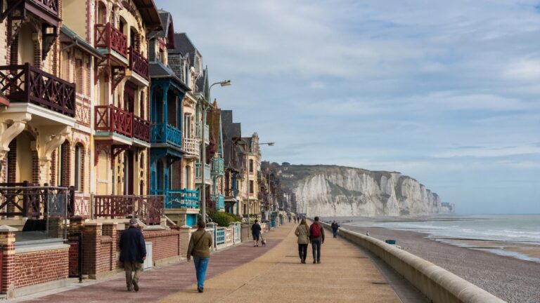 Oubliez Étretat : cette station balnéaire aligne 500 villas colorées face aux mêmes falaises sans la foule